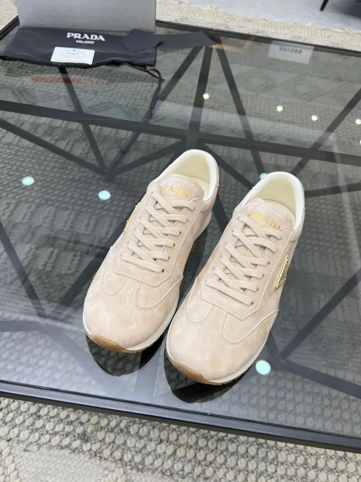 P400 38-45 Prada Prada’s new men’s leather sneakers, the highest version on the market, any comparison is welcome🆚! The original leather has excellent texture and is super high-end! Fetal sheep net lining imported from Italy, removable pad! Luxurious materials and fine workmanship, highly recommended!